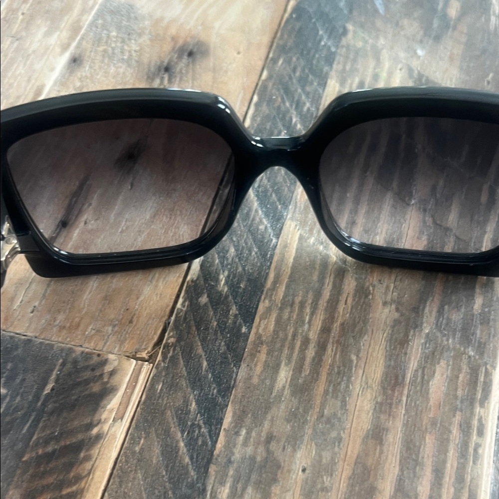 Gucci Oversized Square Black Women’s Sunglasses - Picture 8 of 12